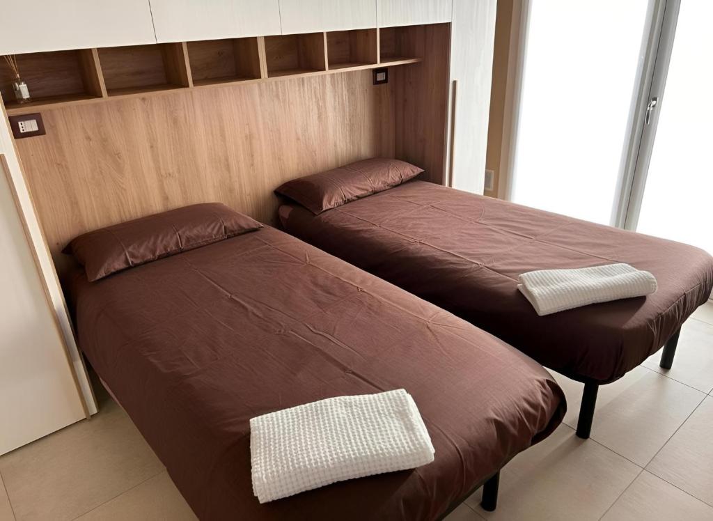 two beds sitting in a room withermottermott at RiVaLoVE in Nerviano