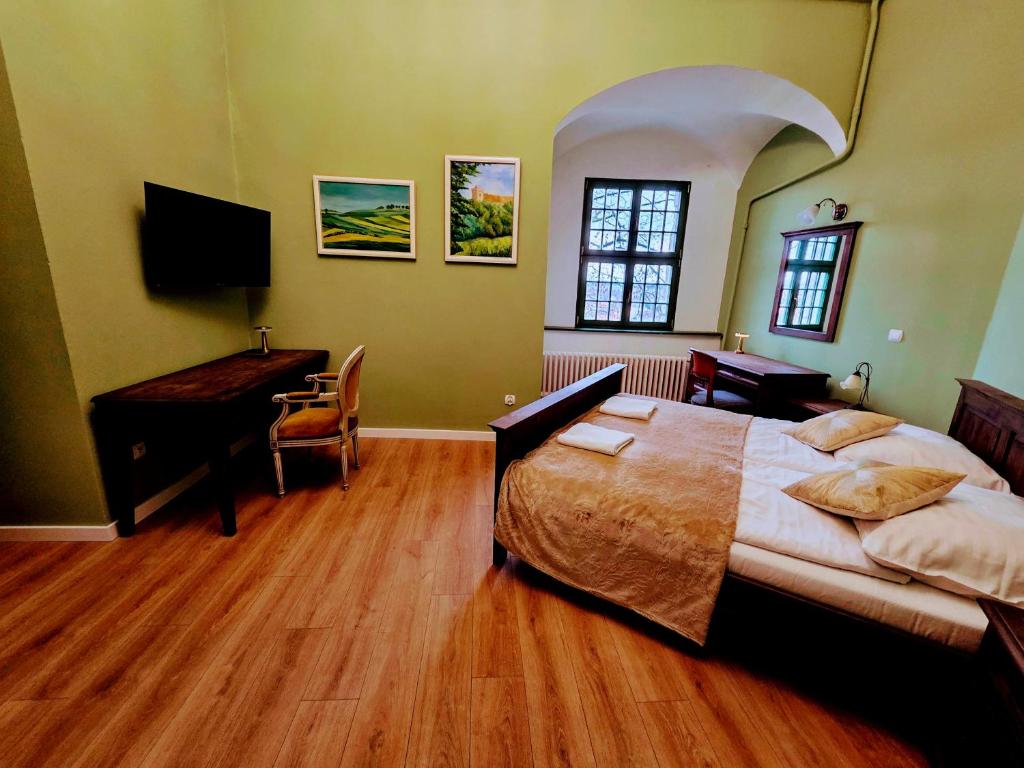 Zamek Otmuchów - Housity