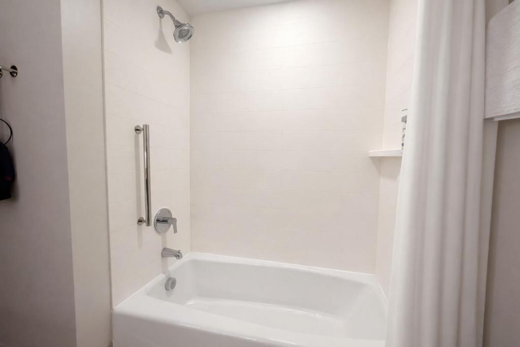Holiday Inn Express & Suites Charlotte - Ballantyne by IHG photo
