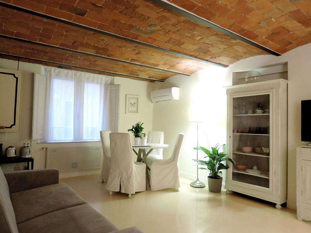 Cozy & Charming Florentine Hideaway