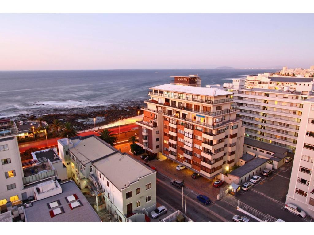 una vista aérea de una ciudad con el océano en Fairmont 1001, en Ciudad del Cabo