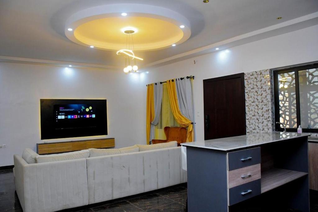 Televisor o centre d'entreteniment de Ekouabo1
