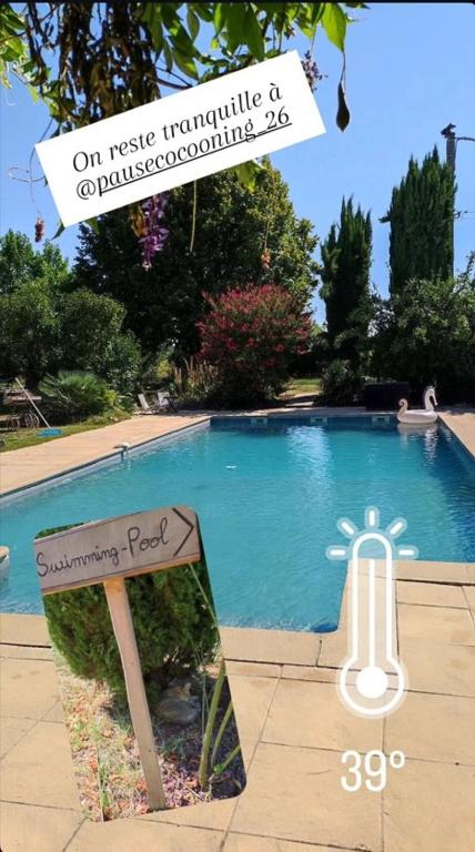 a sign that is next to a swimming pool at Gîte cocooning climatisé avec piscine et animaux in Bougé-Chambalud