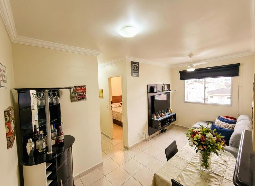 a living room with a couch and a table at Apto 2Q Centro Wifi Shopping Garage in Taubaté