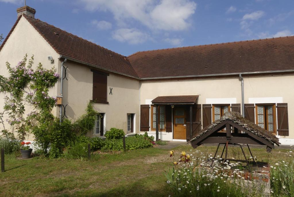 a white house with a brown roof at Gîte de la Grosse Planche in Férolles