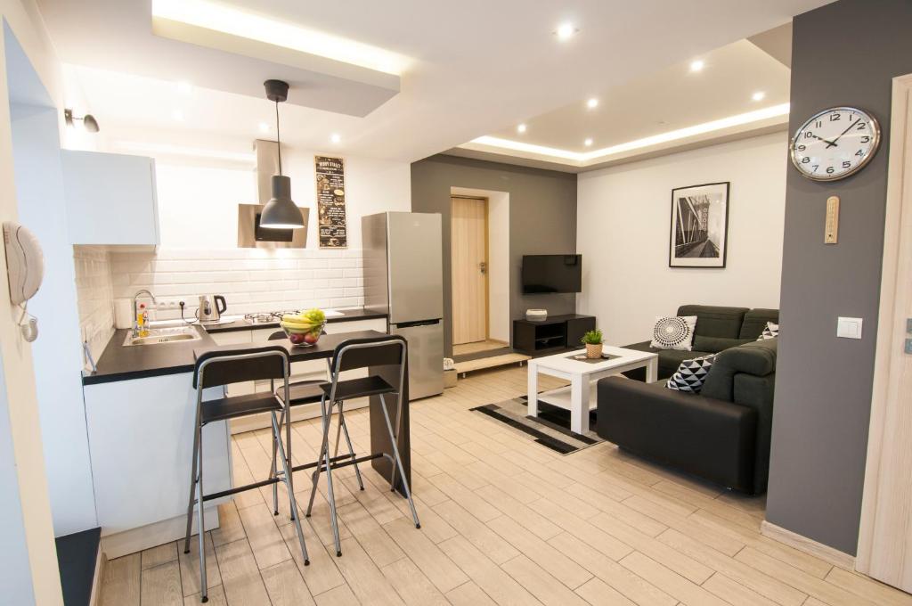 Apartamenty Mariańska 103 في راسيبورز: مطبخ وغرفة معيشة مع مطبخ وغرفة معيشة