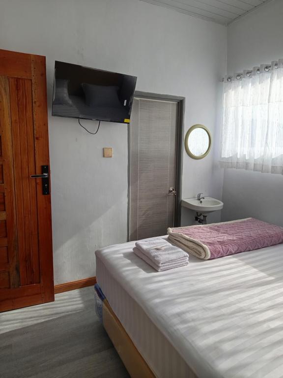M2 Homestay Berastagi - Camera Doppia Con Vista Montagna