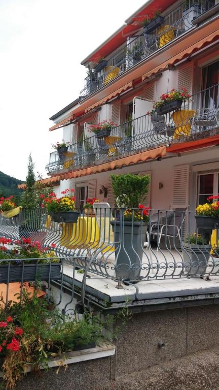 ein Gebäude mit Bänken und Blumen davor in der Unterkunft MarijaM-Haus in Badenweiler