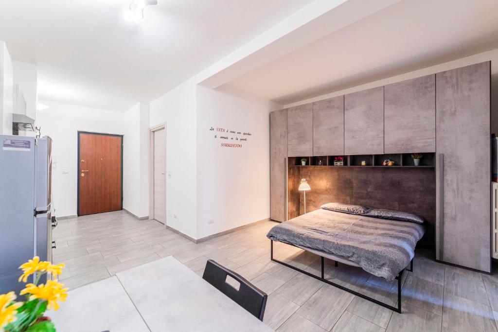a bedroom with a bed in a room at Monolocale Giulio Cesare in Novara