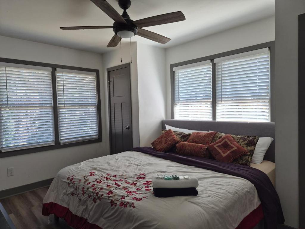 a bedroom with a bed with a ceiling fan at Villa Nemesio & Linsday 1 in Atlanta