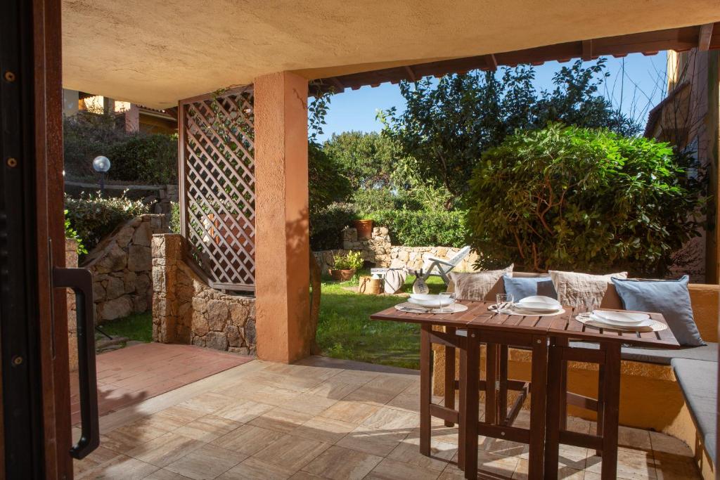 a patio with a table and chairs on a patio at Ampio Trilocale sul Golfo di Marinella in Santa Marinella