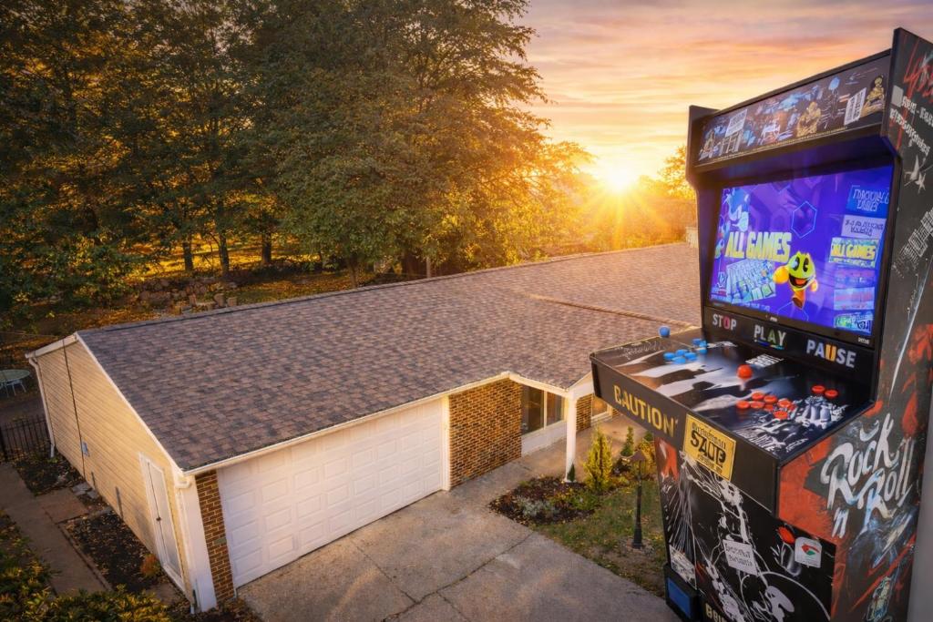 a video game machine in front of a building at 4 Bed Ranch-Fire Pit-Pet & Kid Friendly-King Bed-Arcade in Columbus