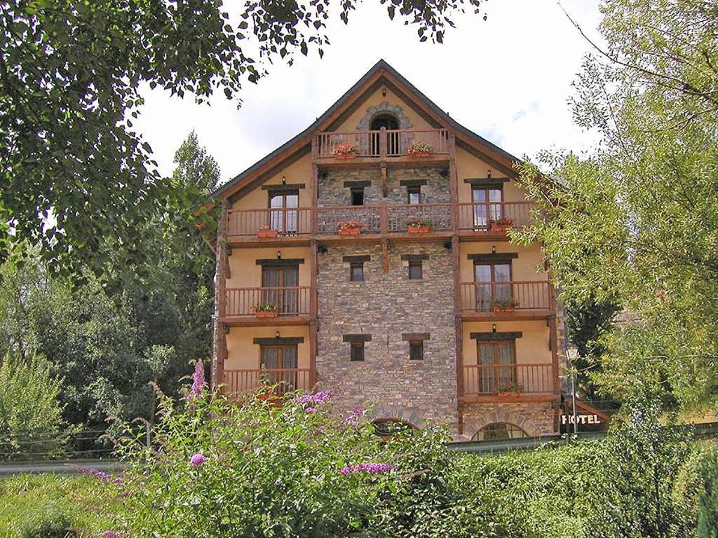ein großes Gebäude mit Balkonen an der Seite in der Unterkunft Hotel Bocalé 3000 in Sallent de Gállego