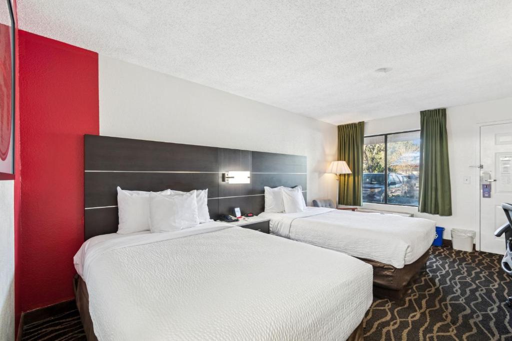 Ramada by Wyndham Temple Terrace/Tampa North photo