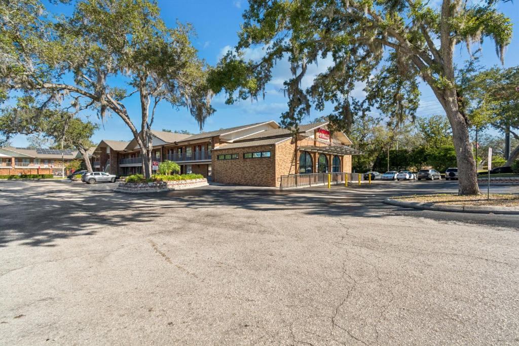 Ramada by Wyndham Temple Terrace/Tampa North photo
