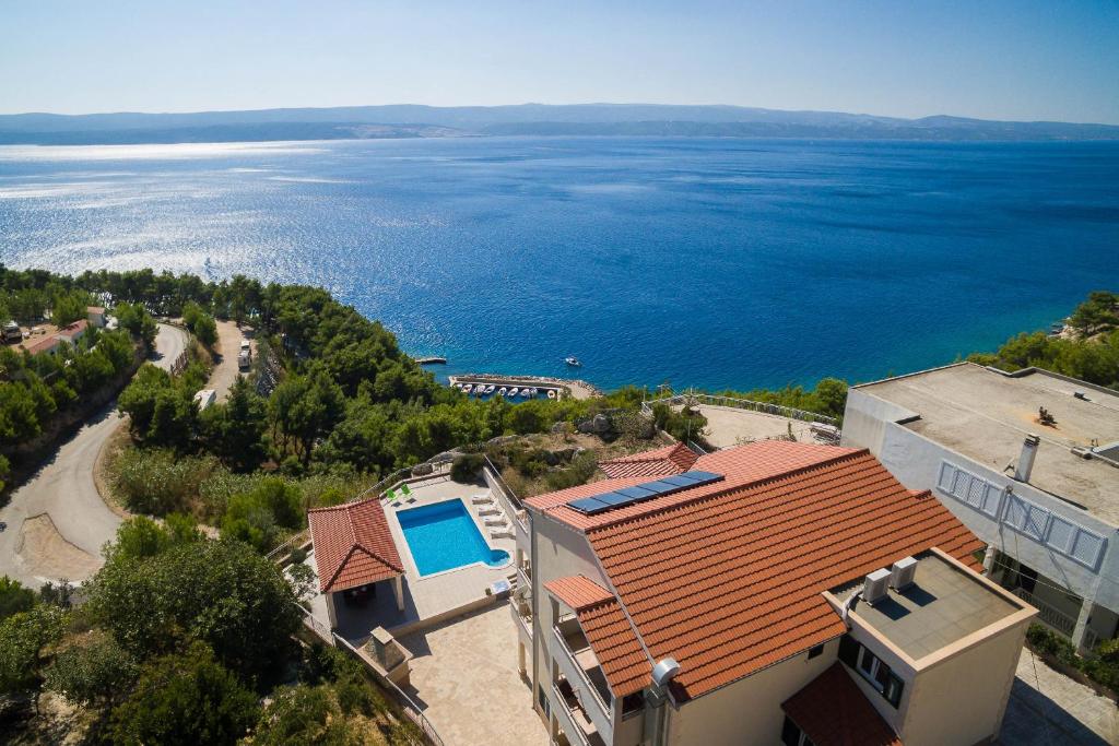 una vista aérea de una casa y del agua en Beachfront Apartments Lara, en Omiš