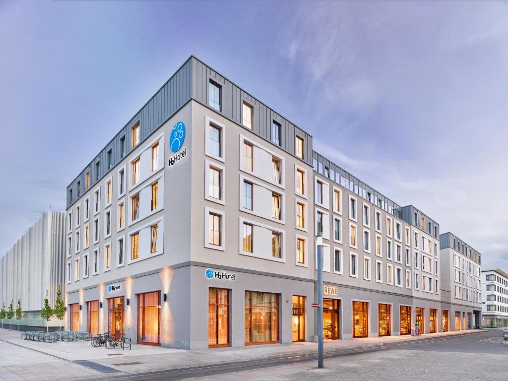 a large white building on a city street at H2 Hotel Erfurt in Erfurt