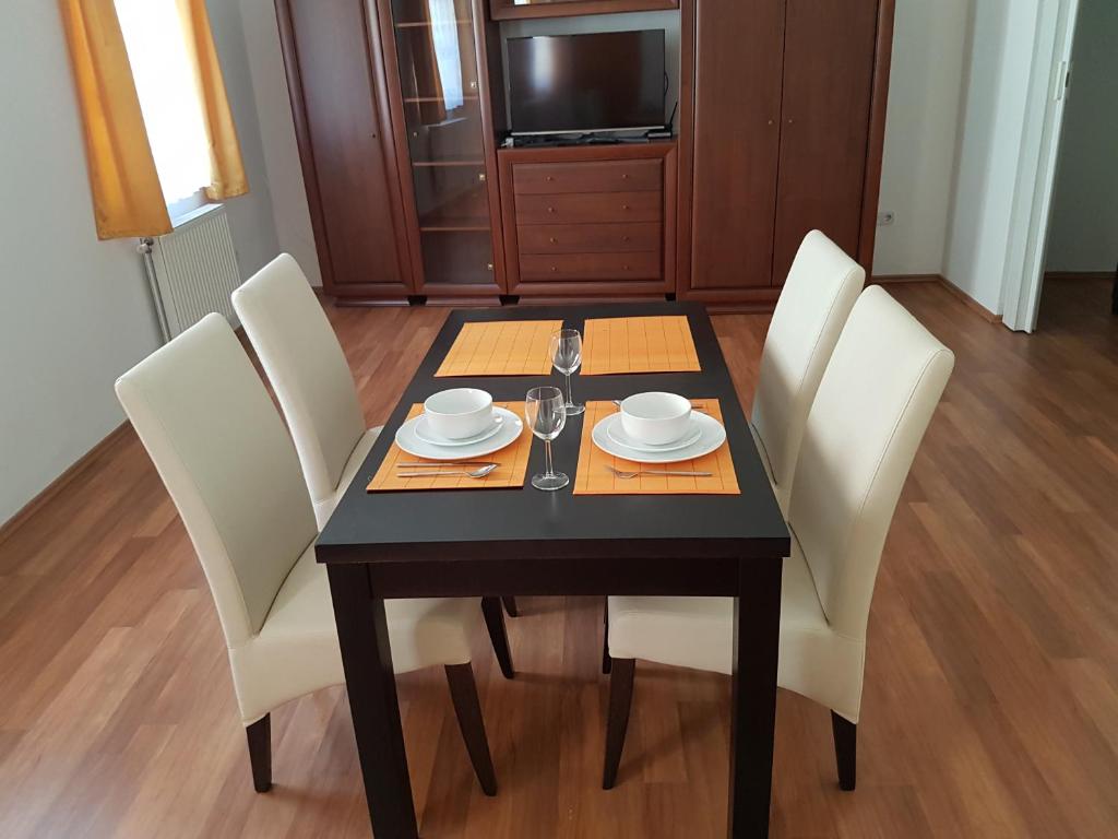 Televízia a/alebo spoločenská miestnosť v ubytovaní Apartman Kaszás Central