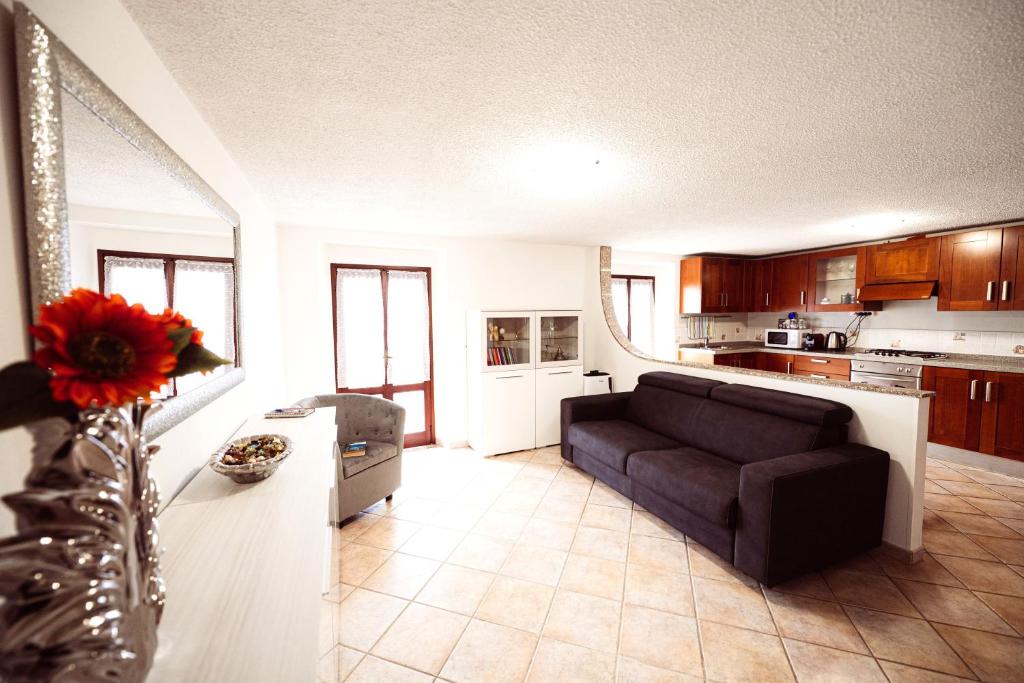 a living room with a couch and a kitchen at Ca' del Giuli in Maslianico