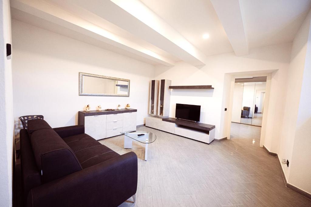 a living room with a couch and a television at Residenza Caterina in Maslianico