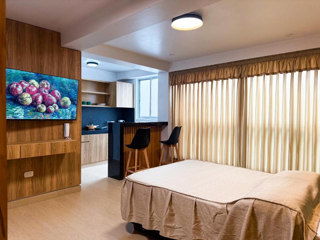 a bedroom with a bed and a painting of fruit at Matrix Alojamiento in Punta Negra