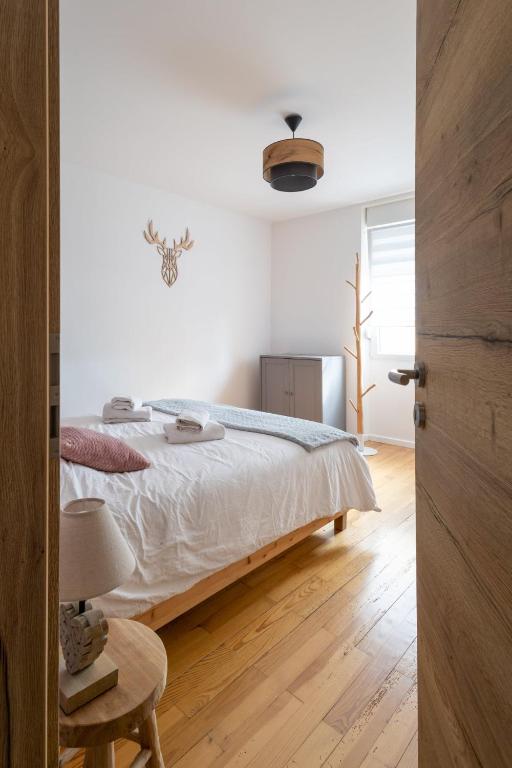 a bedroom with a large bed and a wooden floor at Gîte La perle d’Alsace in Bernardswiller