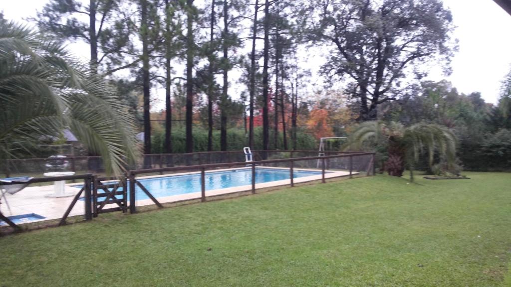 a swimming pool in the middle of a yard at CARELHUE-1 Zarate in Zárate