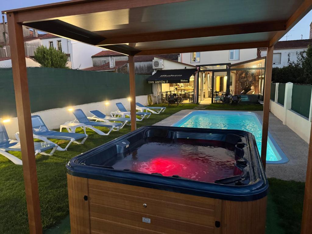 a hot tub in the middle of a yard at Pension San Anton in Melide