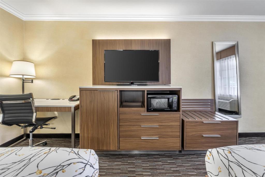 Best Western Airpark Hotel - LAX Airport LA Stadium - Queen Room With Two Queen Beds - Non-Smoking