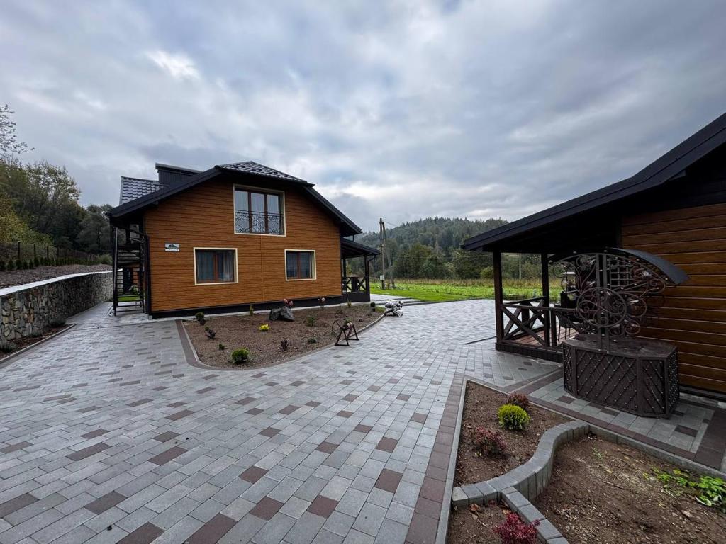 a house with a pavilion next to a building at Bilia Tustani in Urych