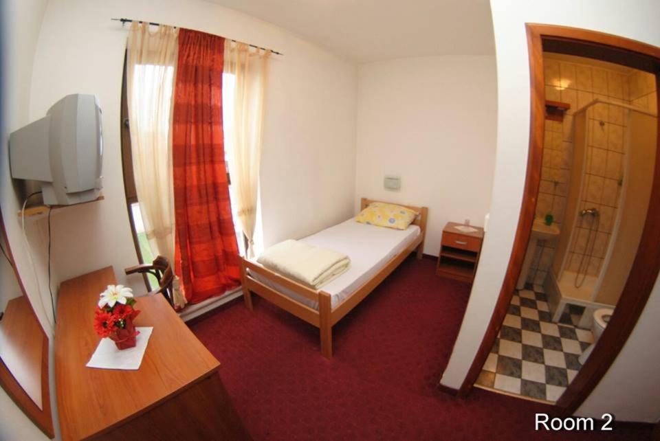Kleines Zimmer mit einem Bett und einem Fenster in der Unterkunft Motel Bella Italia in Sarajevo