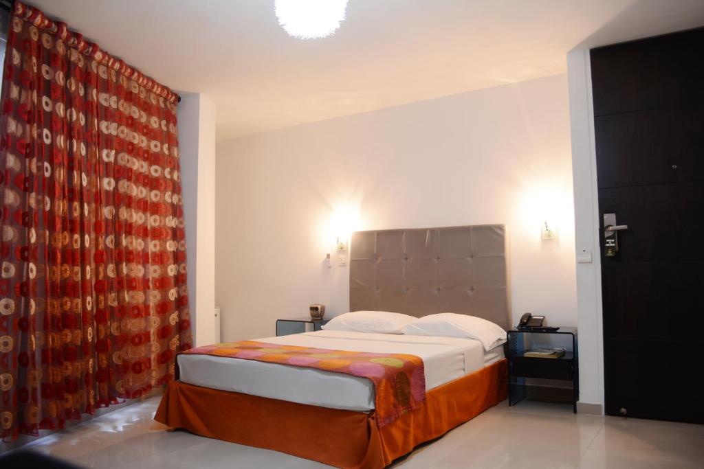 Postel nebo postele na pokoji v ubytování Hotel Calima Real