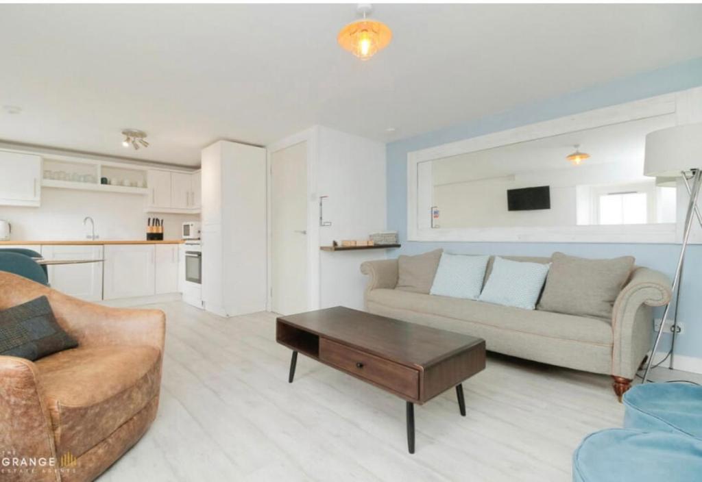The Beach Flat - Two-Bedroom Apartment