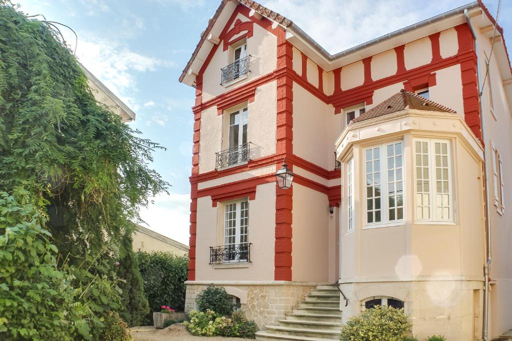 una casa grande con escaleras delante en La Maison Carteret, en Montier-en-Der