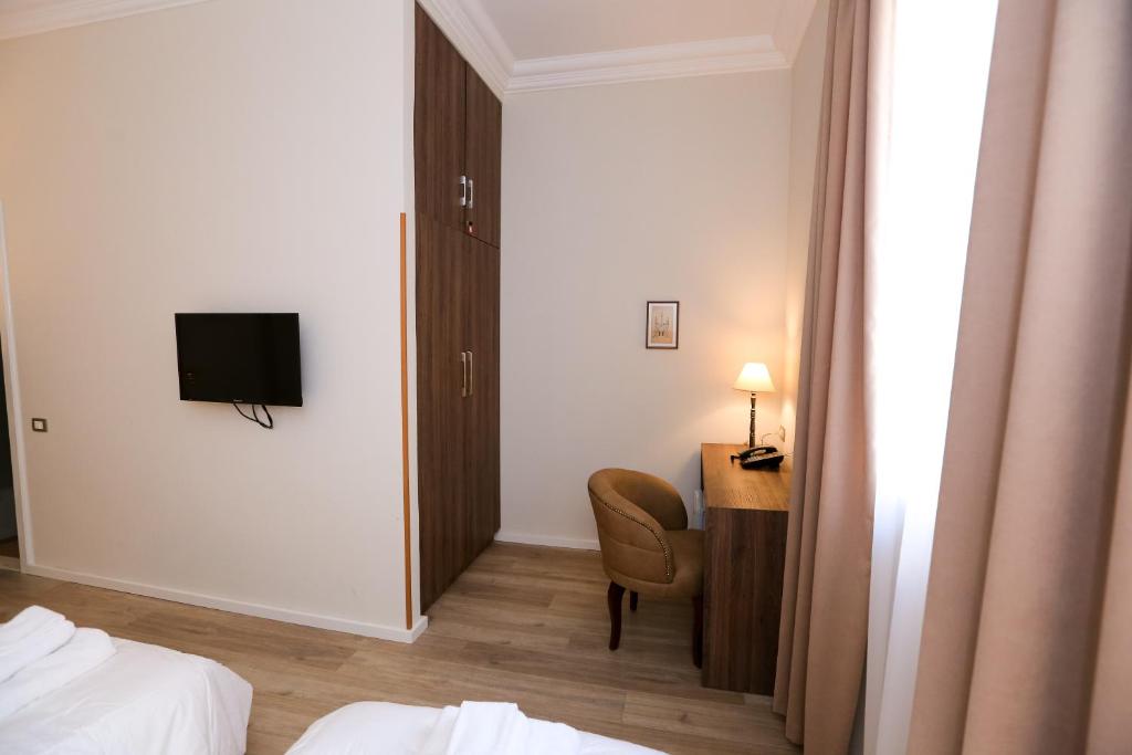Postel nebo postele na pokoji v ubytování Hotel Hermes Tirana