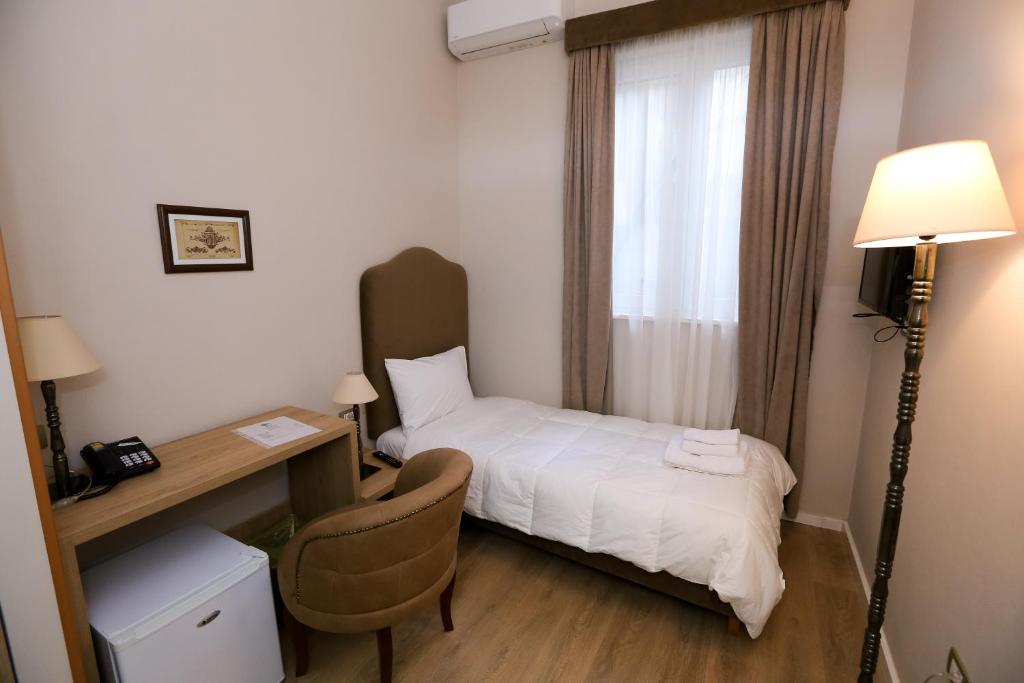 Postel nebo postele na pokoji v ubytování Hotel Hermes Tirana