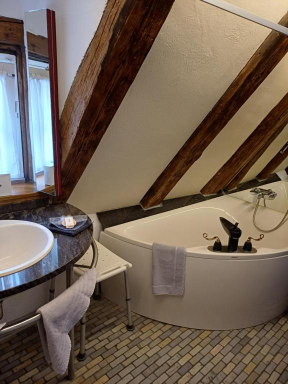 Schiefes Haus - Standard King Room
