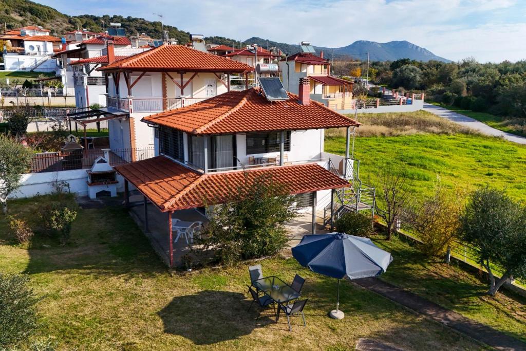 a small white house with a red roof at Villa Maty in Karianí