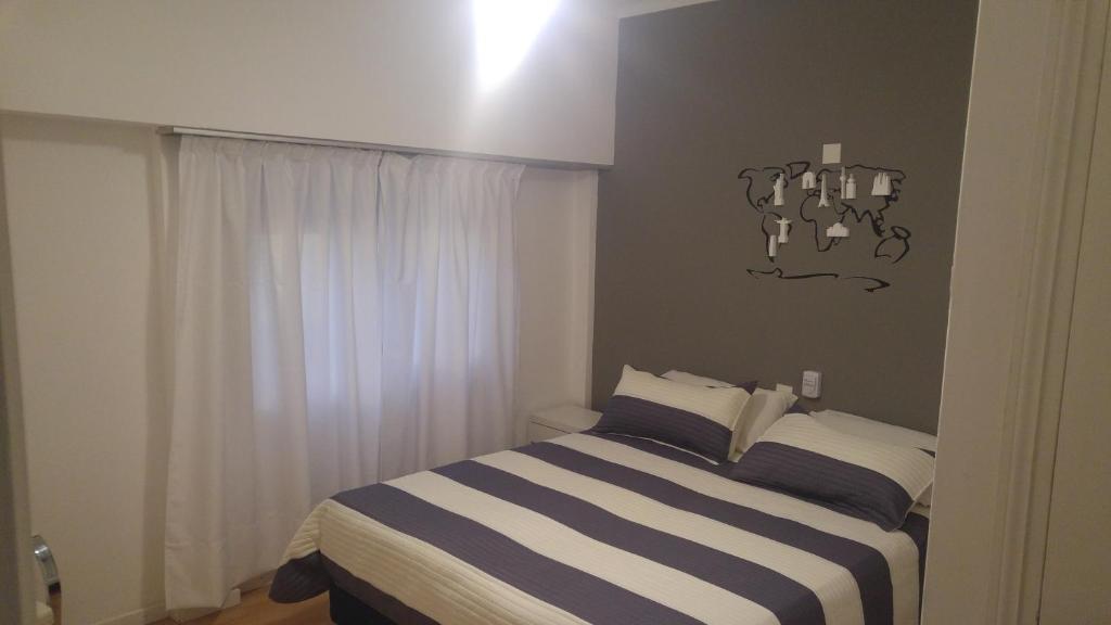 Postel nebo postele na pokoji v ubytování Dodo Suites