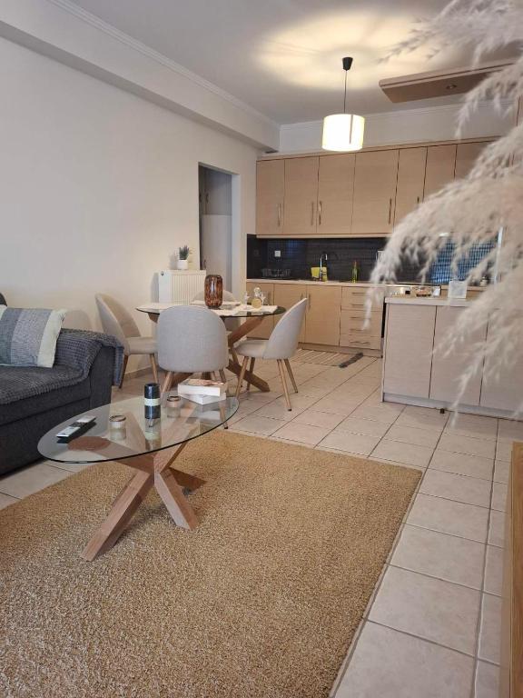 a living room with a table and a kitchen at V & G House in Tripoli