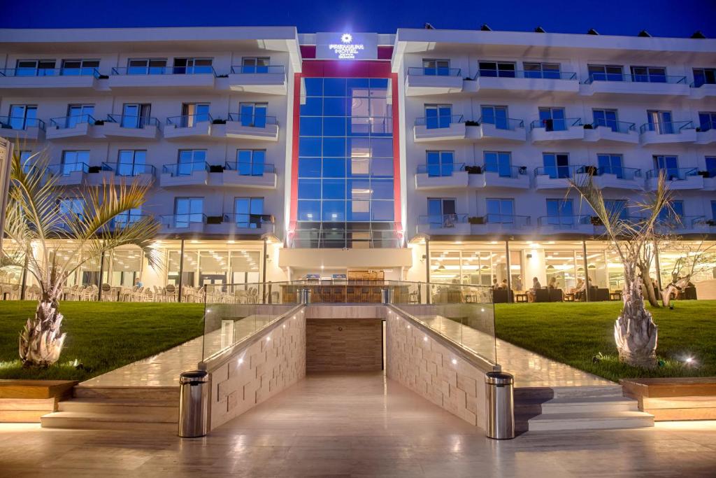 vista di un hotel di notte di Premium Beach Hotel a Golem