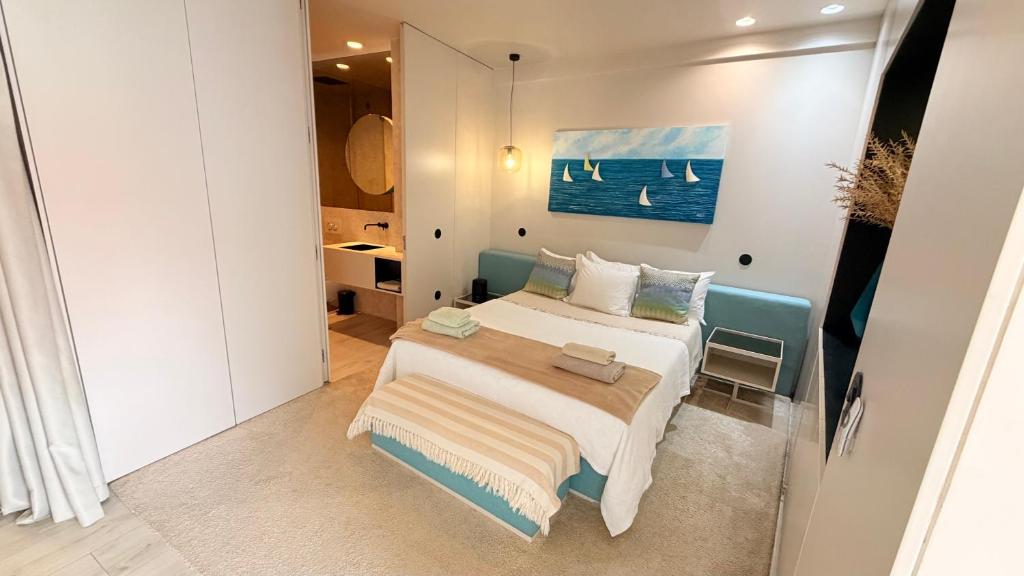 a small bedroom with a bed and a mirror at Spacious studio apartment in the heart of Cascais historic center in Cascais