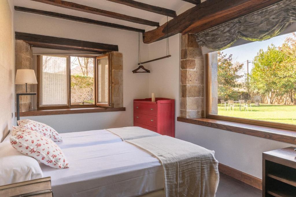 a bedroom with a bed and a window at Jardín Botánico in Lloreda