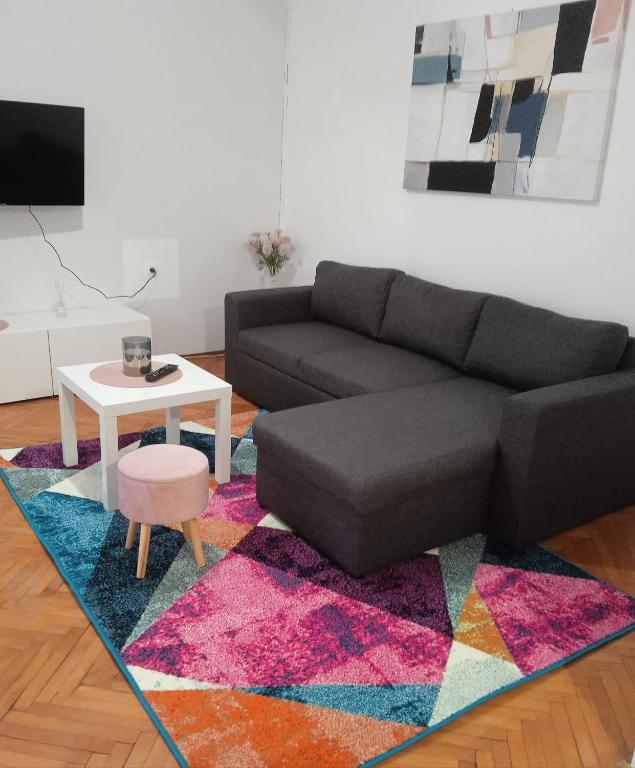 a living room with a couch and a table at Apartman Panonia in Slavonski Brod