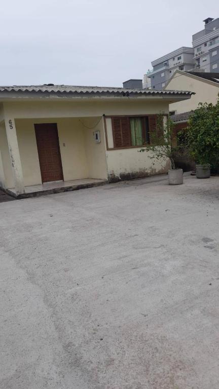 an empty parking lot in front of a building at Casa Amarela in Imbituba