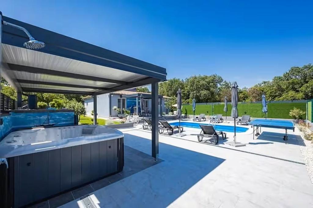 House with pool and a jacuzzi