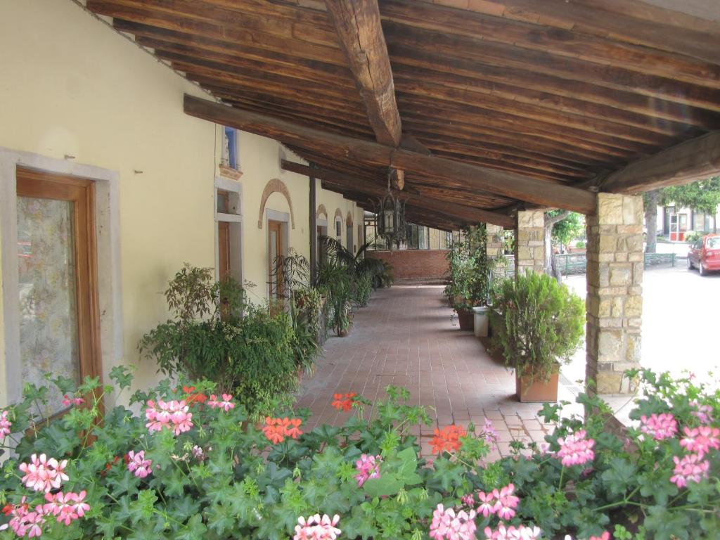 a patio with a bunch of plants and flowers at Residence Casprini da Omero in Greve in Chianti