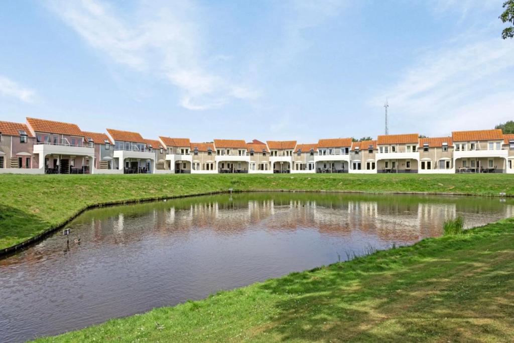 un grande edificio con uno stagno di fronte di Centrum 26 a Brouwershaven