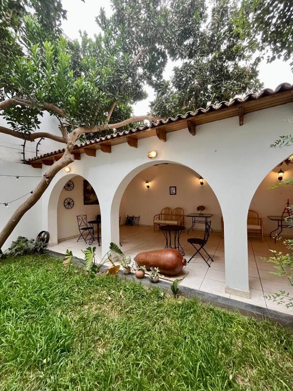 an external view of a house with a patio at Casa Cerezos in Ica