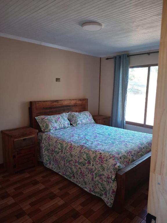 a bedroom with a bed and a window at Cabañas Gasparín Sur in Río Bueno